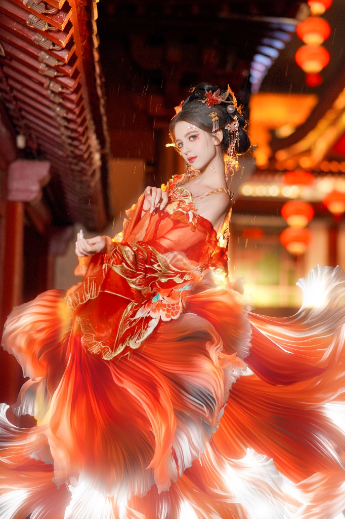 身穿红橙色飘带汉服的女生在夜色灯光下回眸